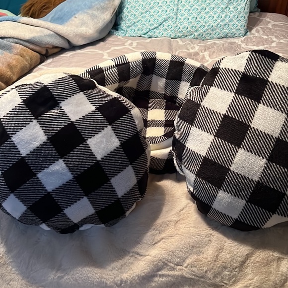 Small dog/cat bed with two pillows. New - Picture 4 of 6